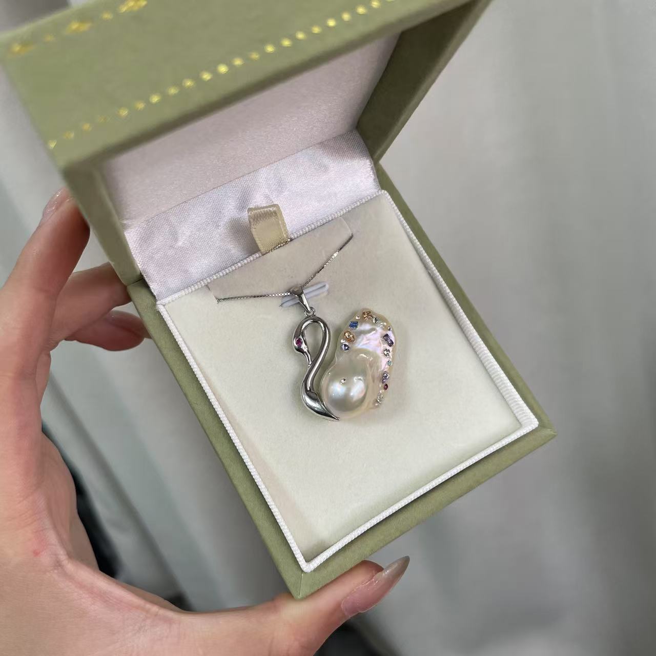 【Pearlish】Glimmering Swan · Handcrafted Jewelry Featuring Pure Natural Freshwater Baroque Pearls, Set in S925 Sterling Silver. A Niche Handmade Artistic Collectible, an Excellent Gift Choice.