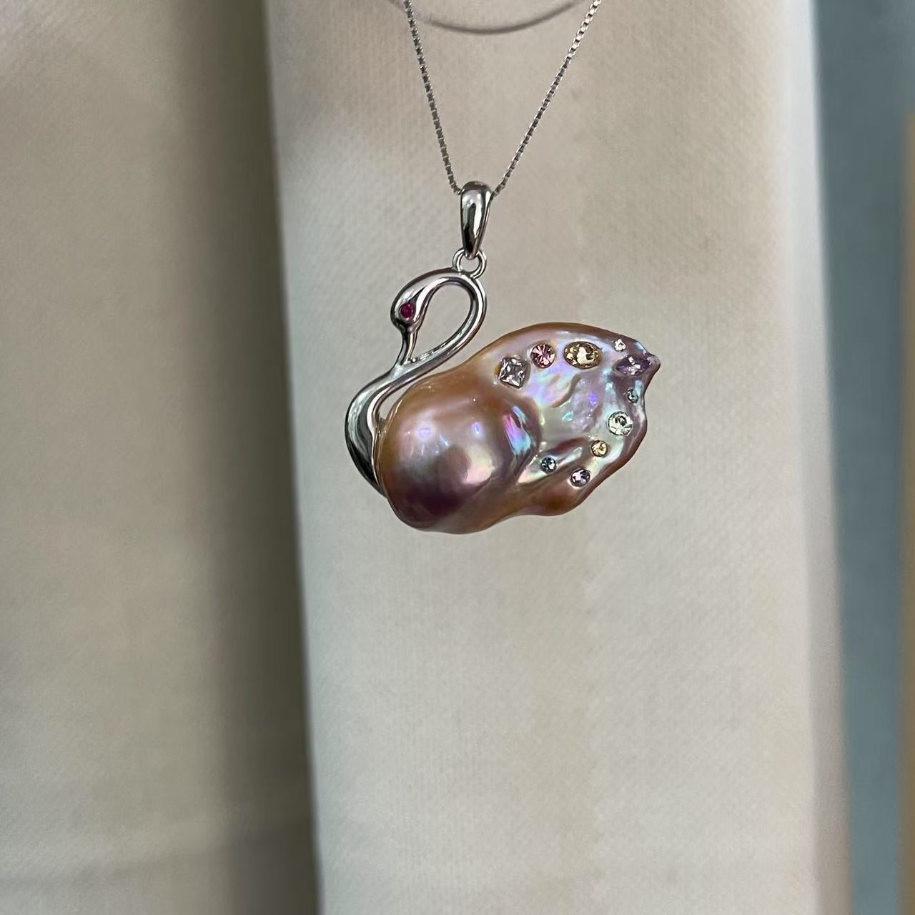 【Pearlish】Glimmering Swan · Handcrafted Jewelry Featuring Pure Natural Freshwater Baroque Pearls, Set in S925 Sterling Silver. A Niche Handmade Artistic Collectible, an Excellent Gift Choice.