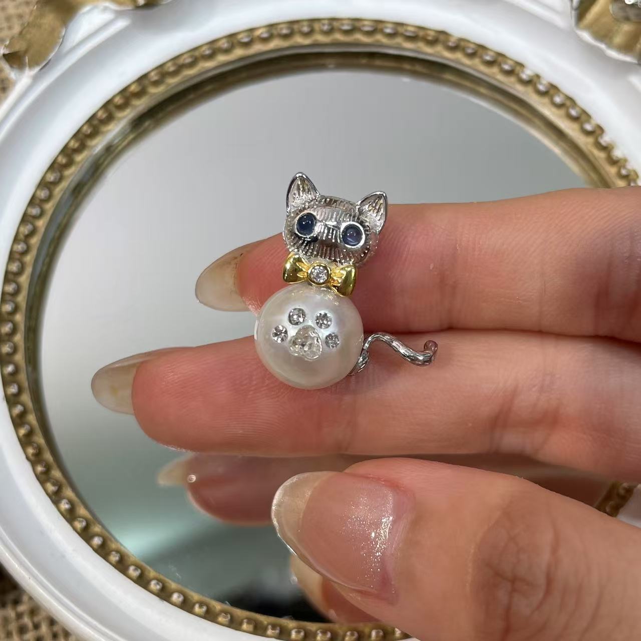 【Pearlish】Kitty Edison Pendant · Handcrafted jewelry featuring a pure natural freshwater baroque pearl, set in an S925 sterling silver base. A niche artisanal collectible, an excellent gift choice.