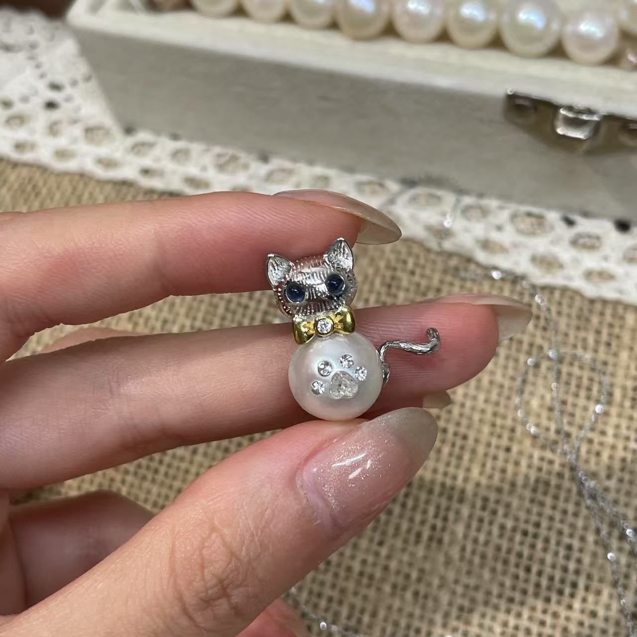 【Pearlish】Kitty Edison Pendant · Handcrafted jewelry featuring a pure natural freshwater baroque pearl, set in an S925 sterling silver base. A niche artisanal collectible, an excellent gift choice.