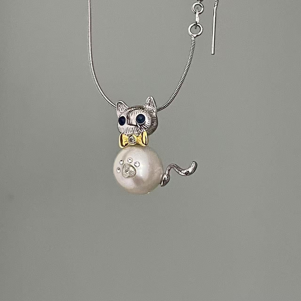【Pearlish】Kitty Edison Pendant · Handcrafted jewelry featuring a pure natural freshwater baroque pearl, set in an S925 sterling silver base. A niche artisanal collectible, an excellent gift choice.