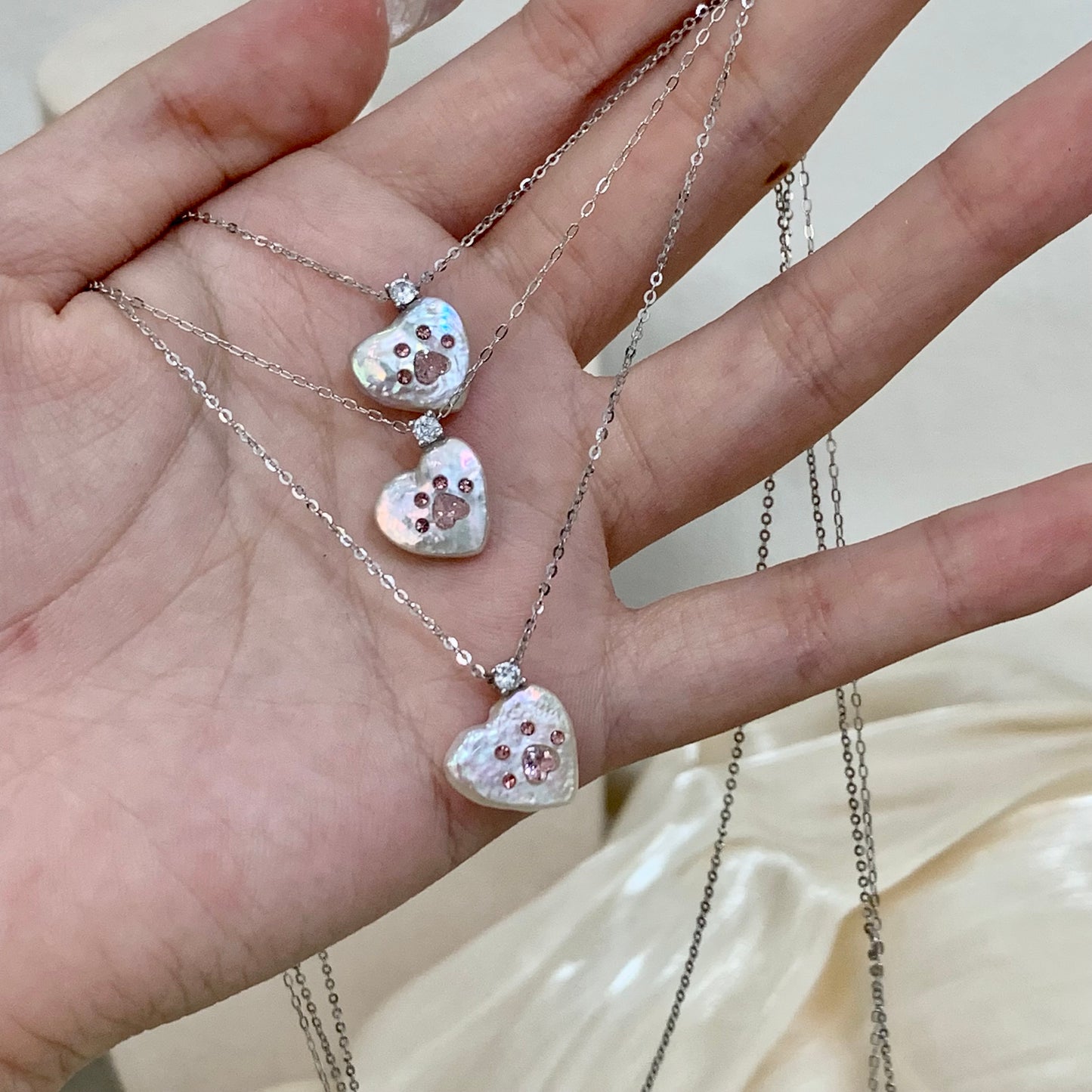 【Pearlish】Heart-Shaped Cat Paw · Handcrafted Jewelry Featuring Pure Natural Freshwater Pearls, Set in S925 Sterling Silver. A niche handcrafted art collectible, an excellent gift choice.
